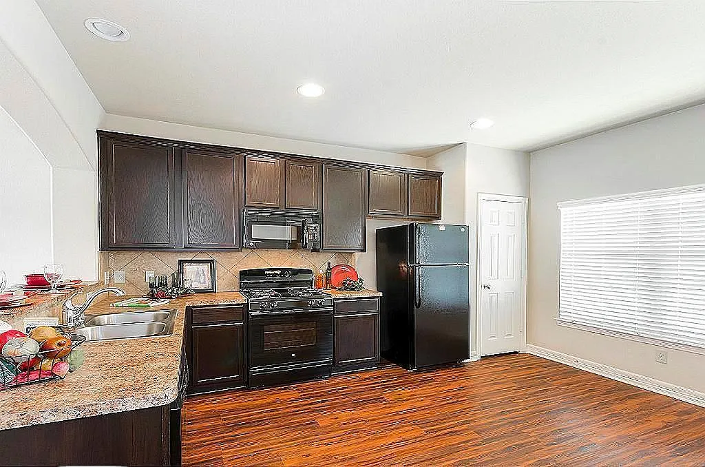 3 bed, 2.0 bath, 1248 sqft, $1,525 — Photo 3