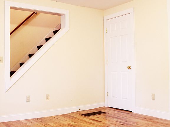 5th image of 39 Cedar St