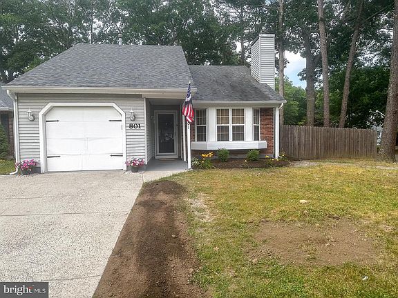 3rd image of 801 Eagle Point Pl