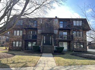 207 Uteg St APT 103, Crystal Lake, IL 60014