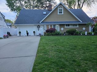 52 Mist Ln, Westbury, NY 11590