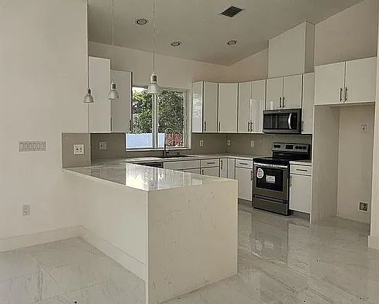 5th image of 15640 NW 39th Ct