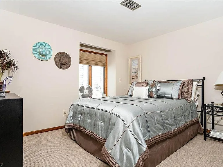 611A W Burk Ave — Photo 12