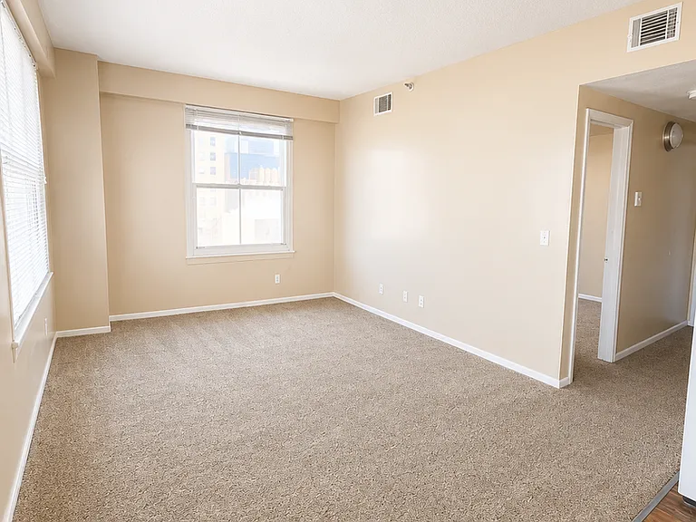 Kensington Tower Apartments — Photo 21
