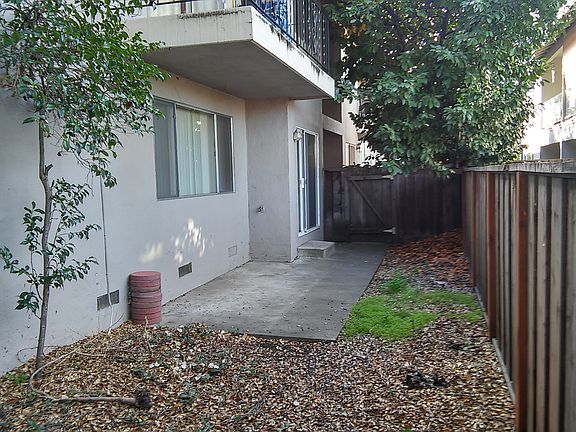 5th image of 136 Carlton Ave APT 3