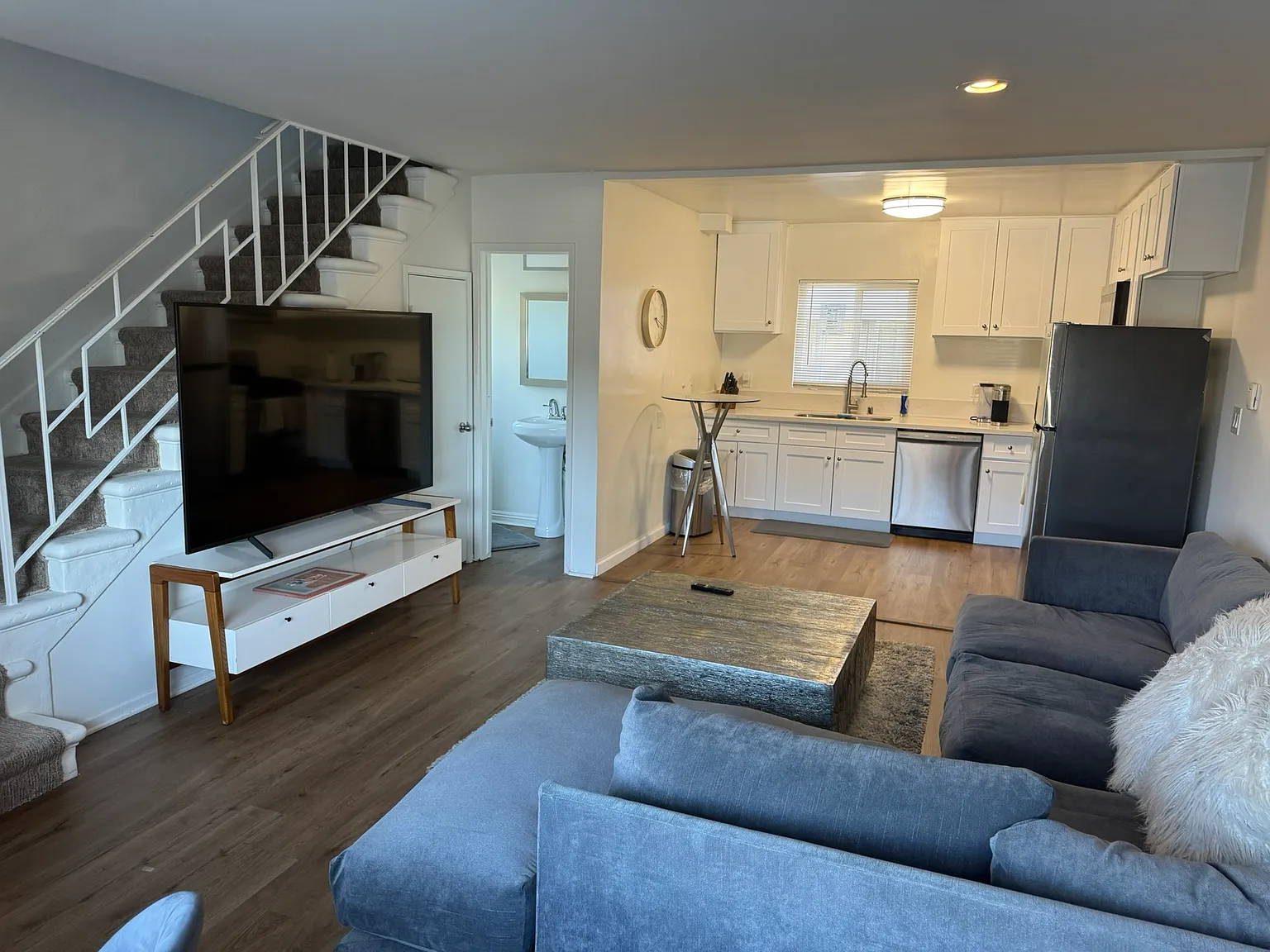 3 bed, 1.5 bath, 1200 sqft, $3,549 — Photo 2