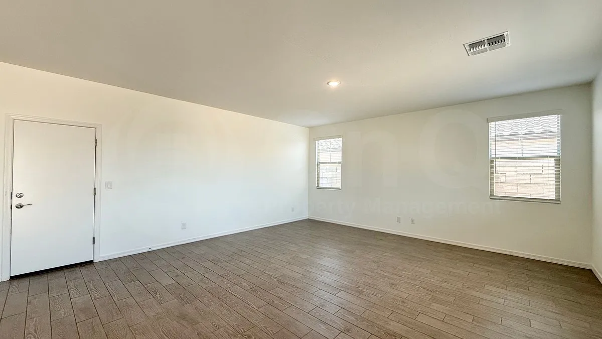 4 bed, 3.0 bath, 2331 sqft, $2,150 — Photo 3