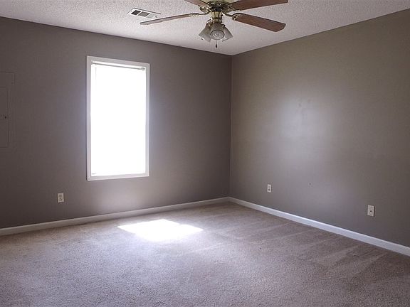 5th image of 831 Hollow Creek Dr