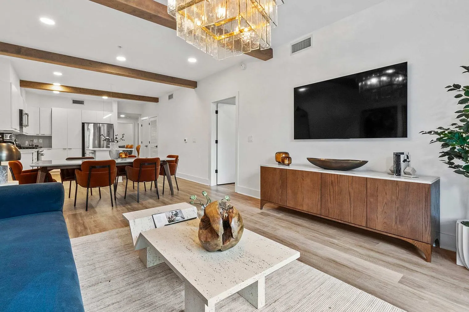 2 bed, 2.0 bath, 979 sqft, $4,721 — Photo 3