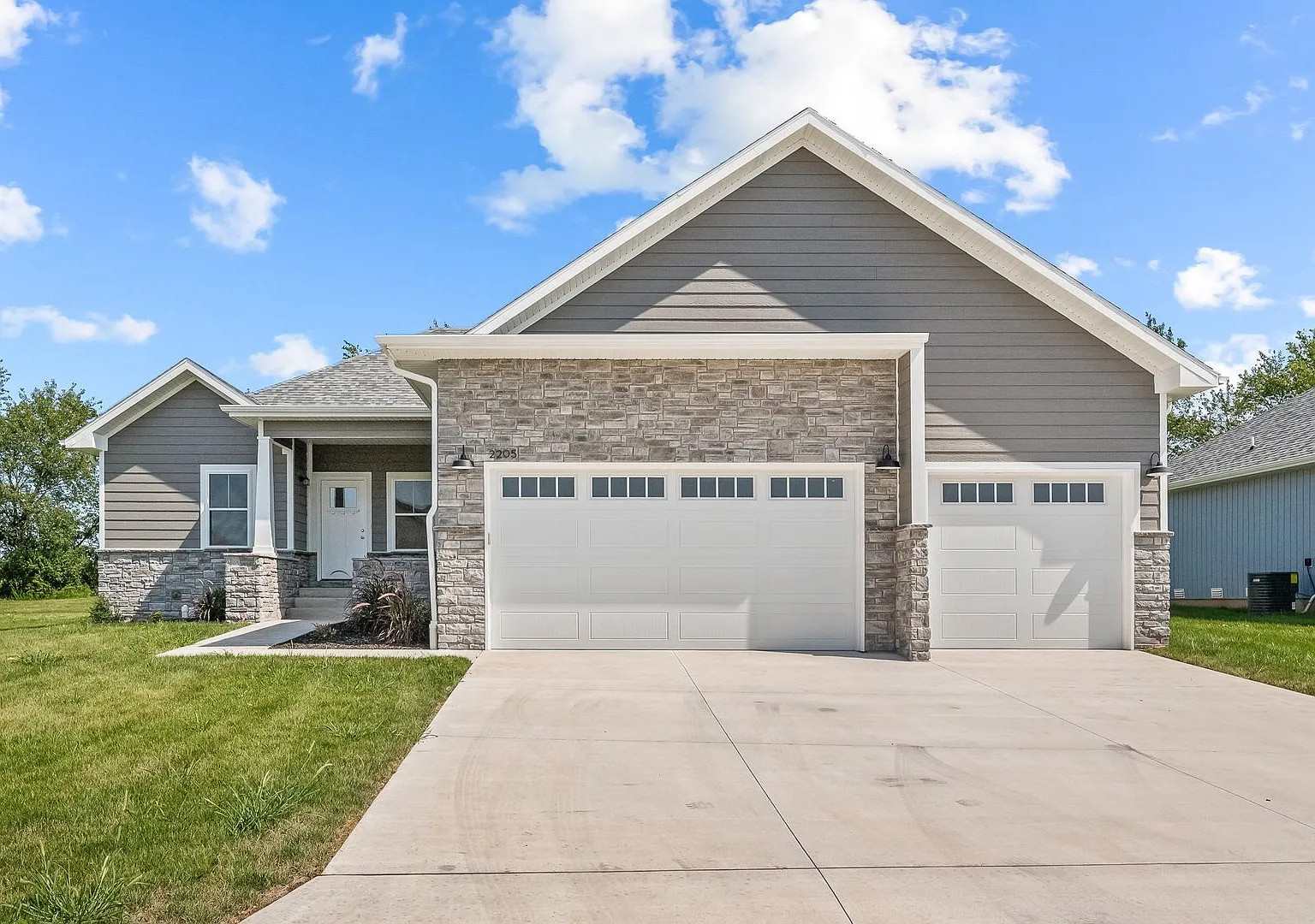 Beautifully Updated 4 Bedroom Home in Ozark, MO! — Photo 1