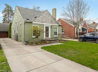 2049 Anita Ave, Grosse Pointe Woods, MI 48236