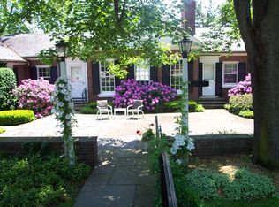 11 Elmwood Hill Ln, Rochester, NY 14610
