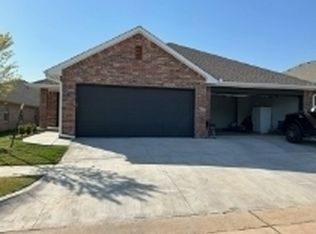 621 Maleah Pl #A, Yukon, OK 73099