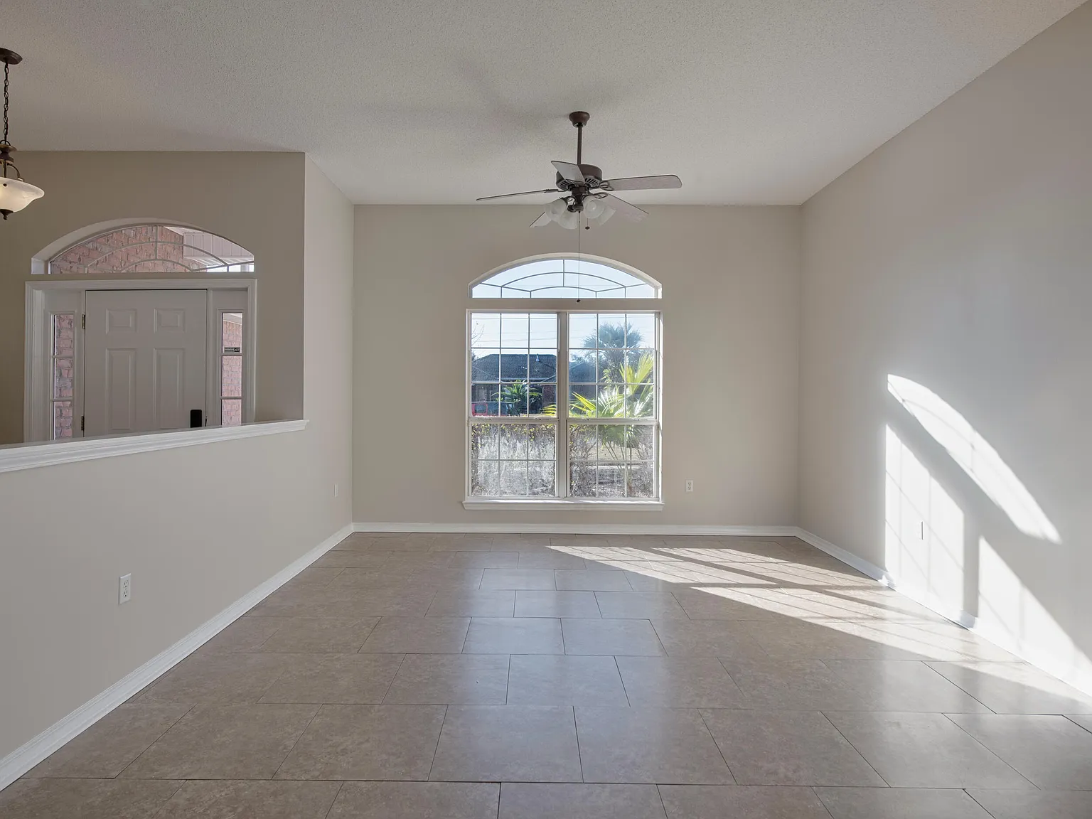 4 bed, 2.0 bath, 2378 sqft, $2,300 — Photo 4