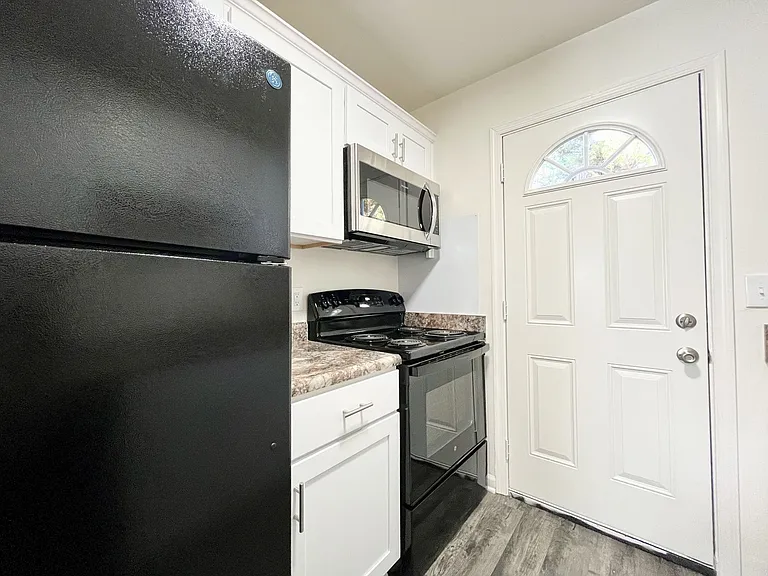 Collinwood Apartments — Photo 15