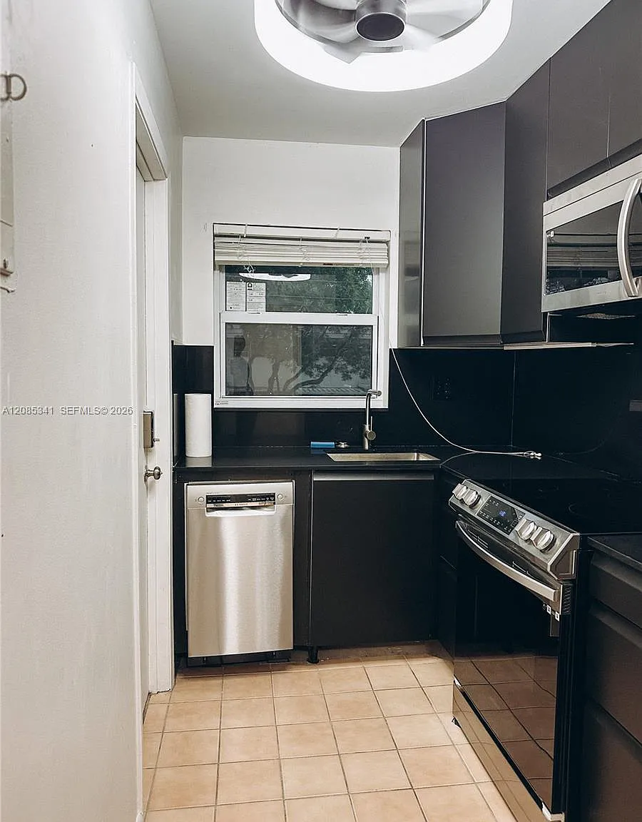 1425 Arthur St — Photo 2