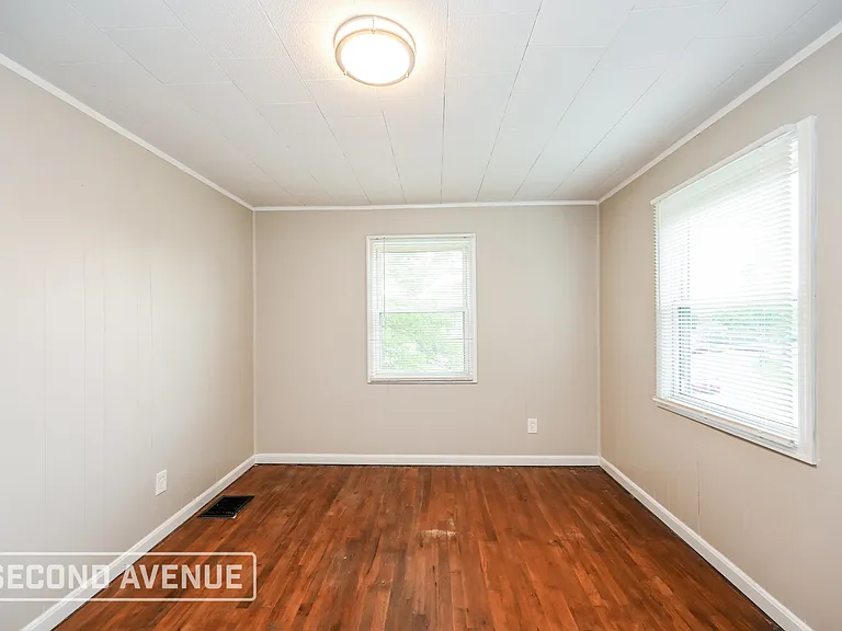 5589 Raceview Ave — Photo 18