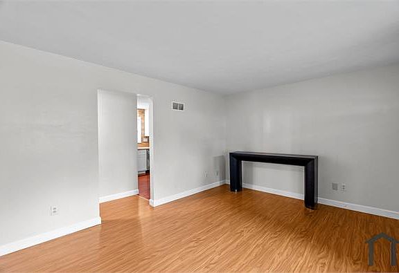 4th image of 9507 Theodosia Ave