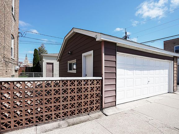 1 CAR GARAGE INCLUDED IN RENT