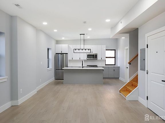 3rd image of 365 George St #5