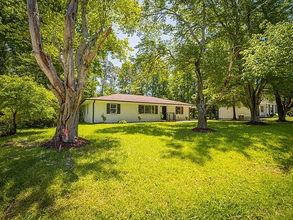 3rd image of 906 Circle Dr