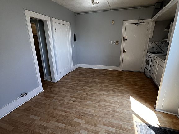 2nd image of 1441 Wyandotte St E #11