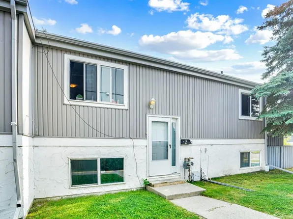 459 Huntsville Cres NW #2, Calgary, AB T2K 4W3