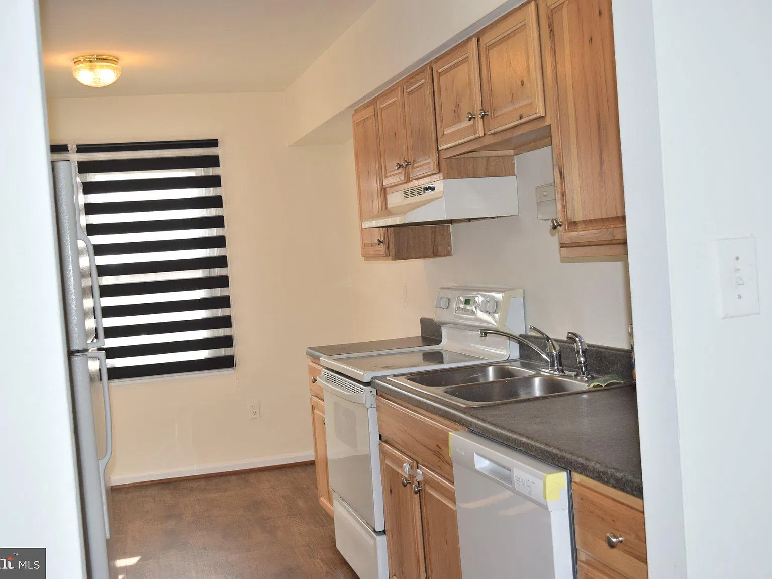2 bed, 2.5 bath, 1800 sqft, $2,050 — Photo 4
