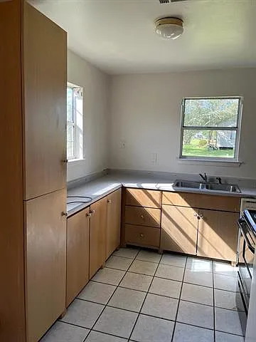 3 bed, 1.0 bath, 950 sqft, $1,350 — Photo 3