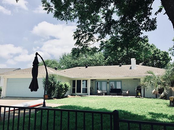 Large yard and patio areas for enjoying lake life
