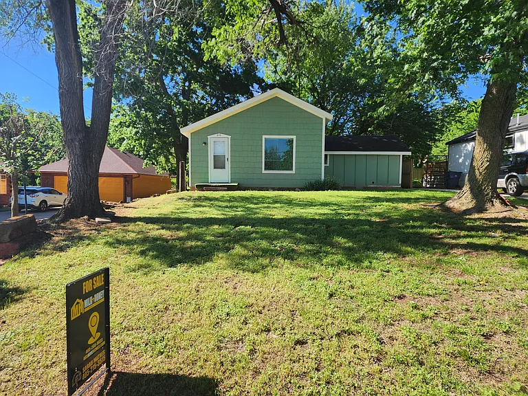 611 E College Ave — Photo 2