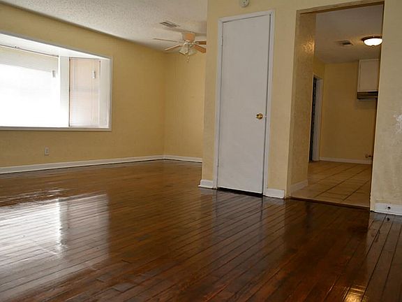 5th image of 118 Chinaberry St