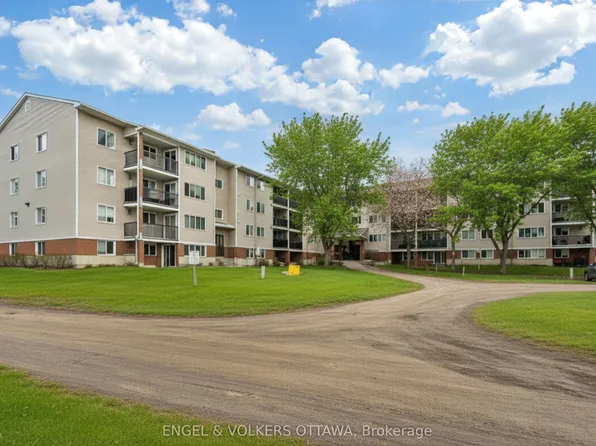 6532 Bilberry Dr #109, Ottawa, ON K1C 4N9