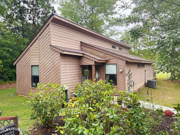 1 Pelican Cv, Diamondhead, MS 39525