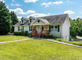 1 Swan Cir, Mills River, NC 28759
