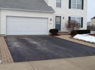 1035 Hunters Ridge Dr, Genoa City, WI 53128