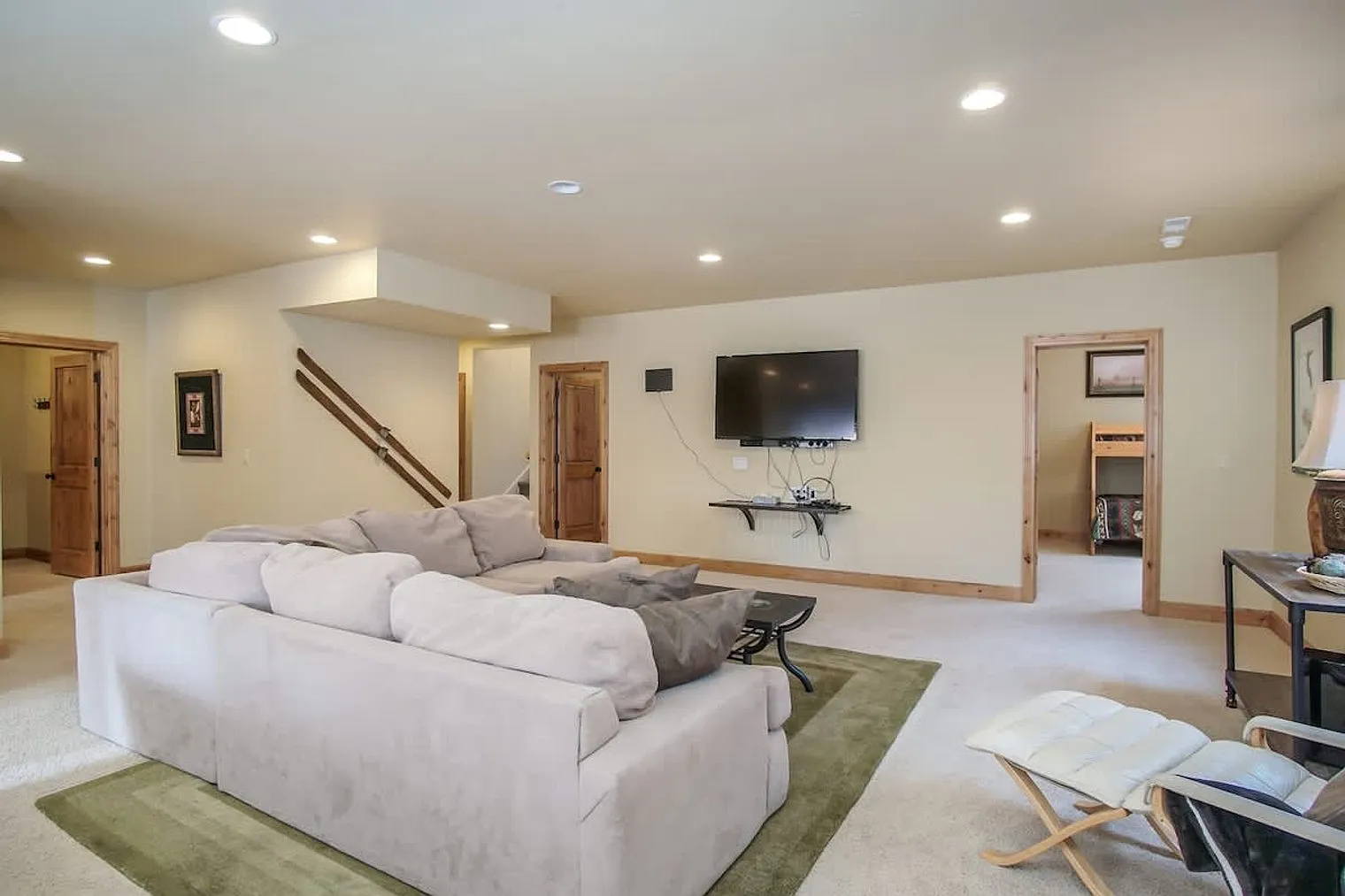 8 bed, 4.0 bath, 4994 sqft, $10,504 — Photo 4