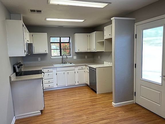 3rd image of 3811 Lakeview Dr