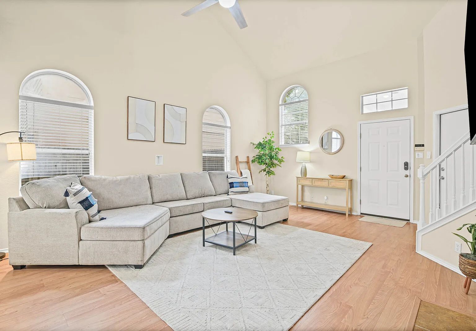3 bed, 1606 sqft, $3,199 — Photo 3