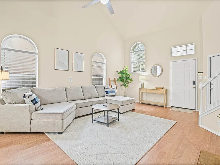 6 Pembroke Ct — Photo 3