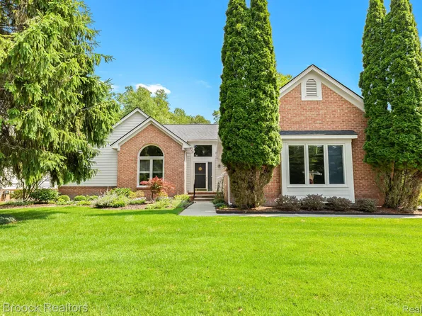 4989 Briarwood Cir, West Bloomfield, MI 48323