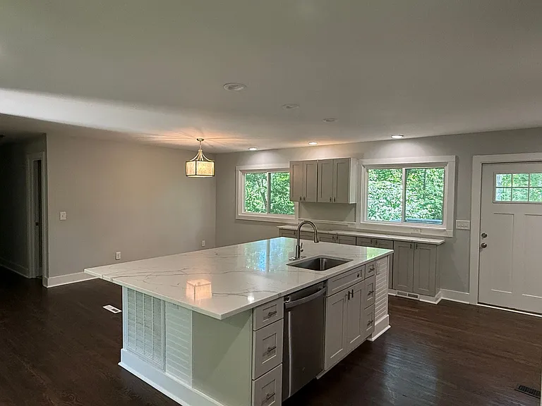 200 Sherwood Dr — Photo 3
