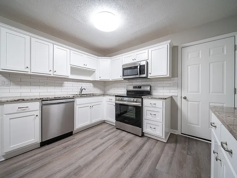6040 Luna Dr — Photo 4