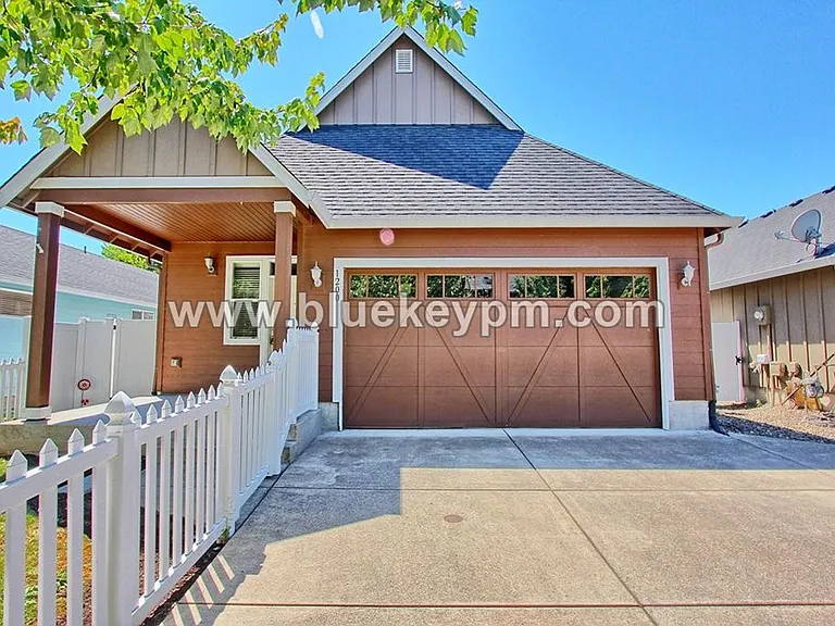 1200 SE Rasmussen Blvd — Photo 2