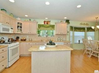 23 Weeping Cherry Ln, Commack, NY 11725