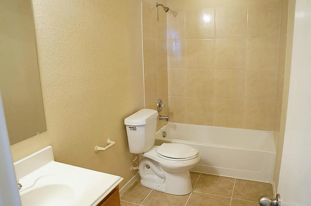 4 bed, 2.5 bath, 2709 sqft, $2,300 — Photo 4