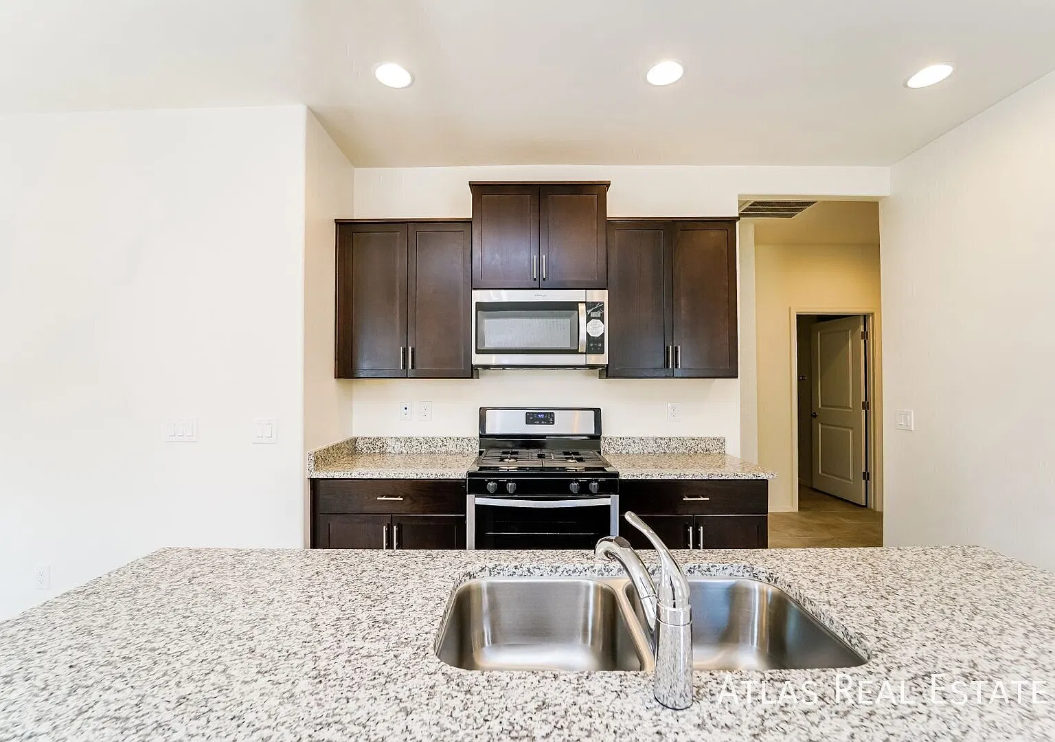 Alluring 4 Bed/2 Bath home in Marana! — Photo 4