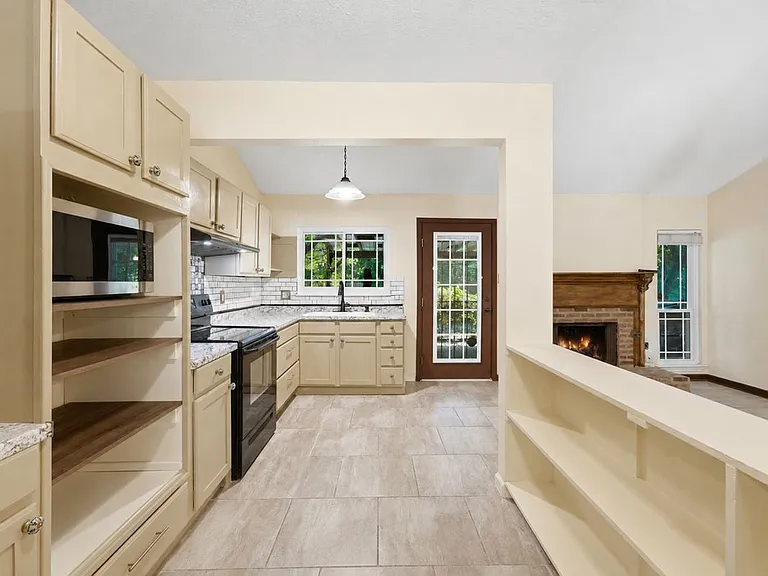 1114 Churing Dr — Photo 5