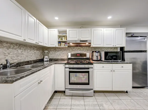 205 London Rd, Newmarket, ON L3Y 6H8