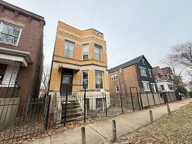 1st image of 758 S Kedvale Ave